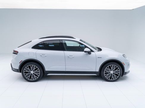 Certified 2025 Porsche Macan Electric image 8
