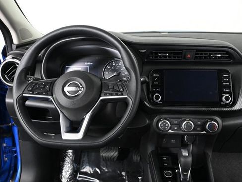 Used 2023 Nissan Kicks SV image 3