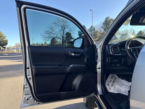 Used 2022 Toyota Tacoma TRD Off-Road image 9