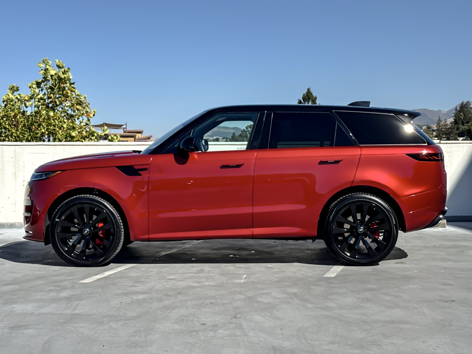 Used 2023 Land Rover Range Rover Sport SE Dynamic AWD/4WD image 3