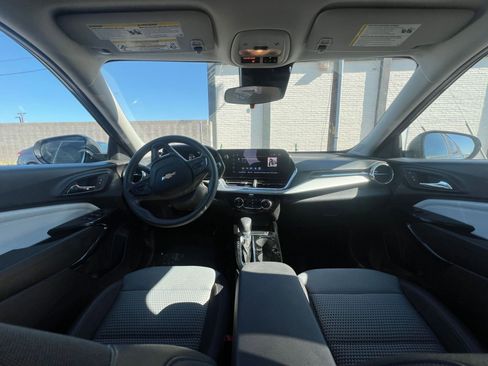 Used 2025 Chevrolet Trax LT image 33