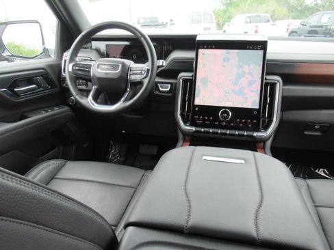 Used 2025 GMC Yukon XL Denali AWD/4WD image 13