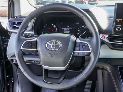 Used 2025 Toyota Sienna XLE image 32