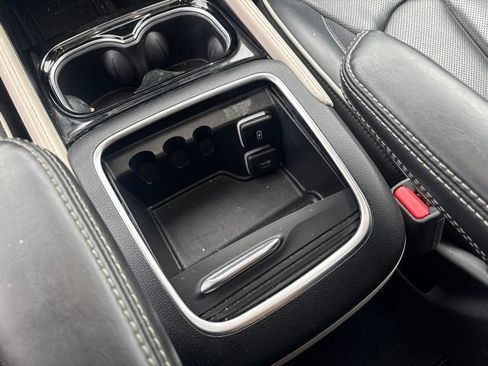 Used 2024 Chrysler Pacifica Limited FWD image 15