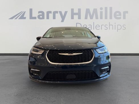 Used 2023 Chrysler Pacifica Touring-L FWD image 8