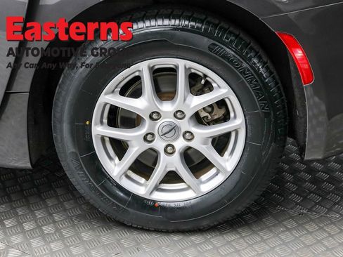 Used 2023 Chrysler Voyager LX image 8