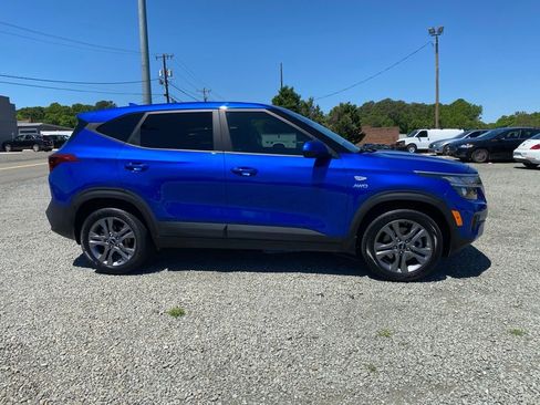 Used 2023 Kia Seltos LX AWD/4WD image 3