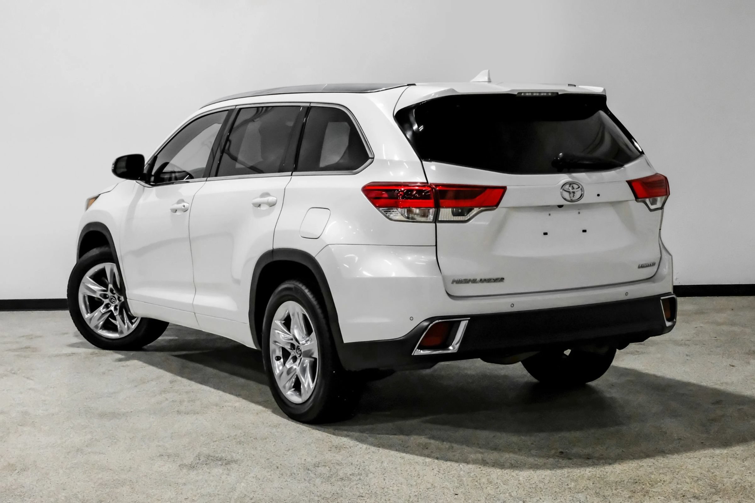 Used 2018 Toyota Highlander Limited FWD image 8