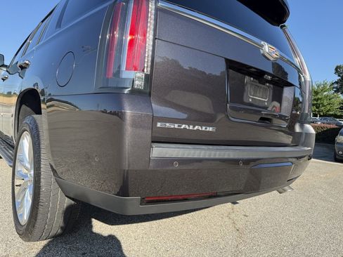 Used 2017 Cadillac Escalade Luxury AWD/4WD image 9