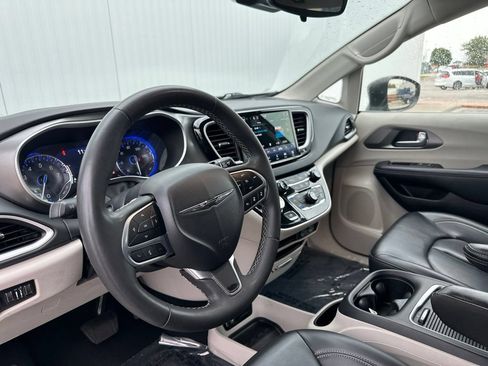 Used 2023 Chrysler Pacifica Touring-L FWD image 15