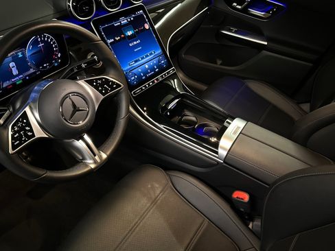 Used 2025 Mercedes-Benz GLC 350e 4MATIC image 9