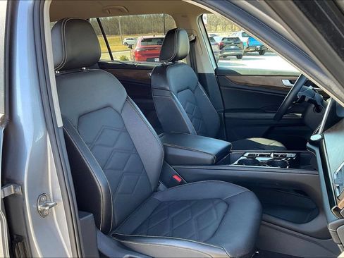 Used 2024 Volkswagen Atlas SE AWD/4WD image 16
