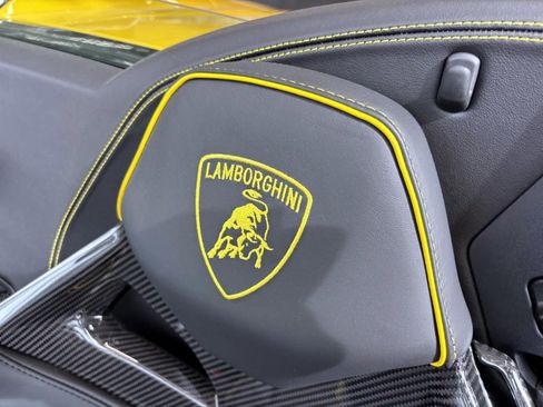 Used 2024 Lamborghini Huracan EVO image 24
