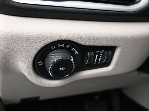 Used 2023 Chrysler Pacifica Touring-L image 14