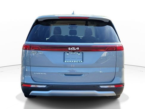 Used 2024 Kia Carnival EX FWD image 5