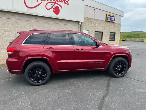 Used 2014 Jeep Grand Cherokee Altitude AWD/4WD image 9