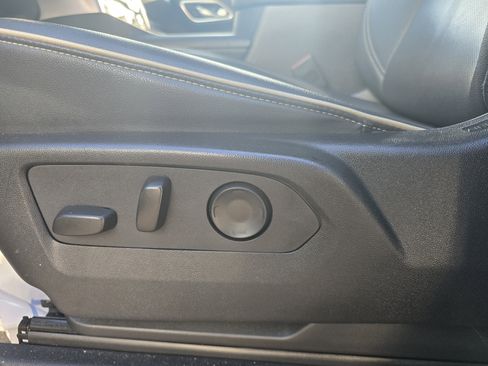 Used 2024 GMC Yukon SLT image 12