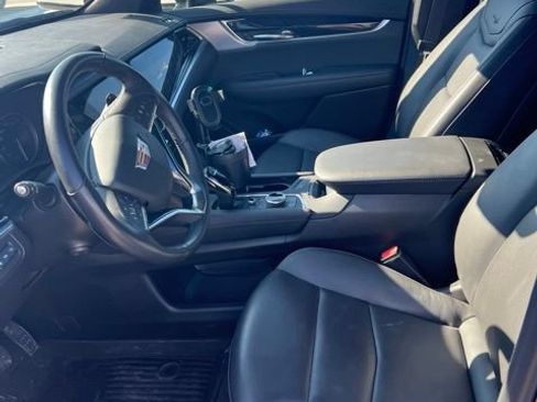 Used 2025 Cadillac XT6 Premium Luxury w/ Technology Package AWD/4WD image 3