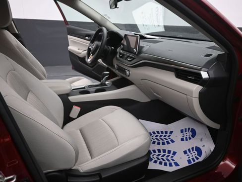 Used 2025 Nissan Altima 2.5 SV FWD image 16