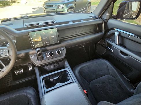 Used 2024 Land Rover Defender 110 V8 image 34