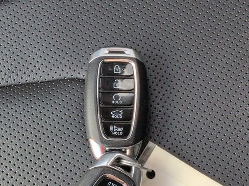 Used 2022 Hyundai Elantra Limited FWD image 31