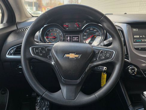Used 2017 Chevrolet Cruze LT FWD image 18