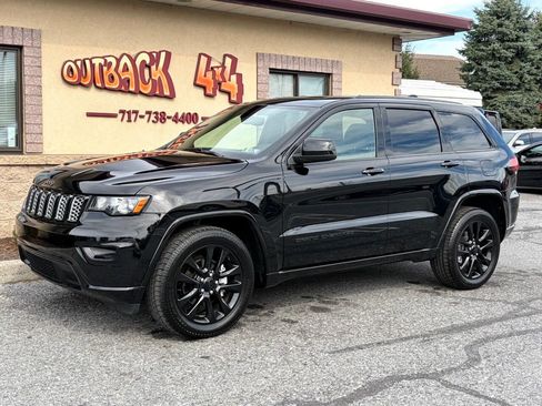 Used 2018 Jeep Grand Cherokee Altitude image 4