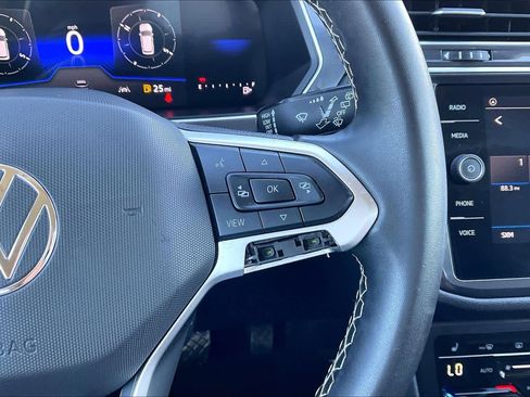 Used 2024 Volkswagen Tiguan SE image 25