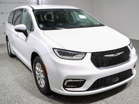 Used 2023 Chrysler Pacifica Touring-L FWD image 5