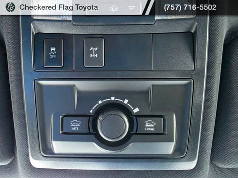 Used 2018 Toyota Tacoma TRD Off-Road AWD/4WD image 10