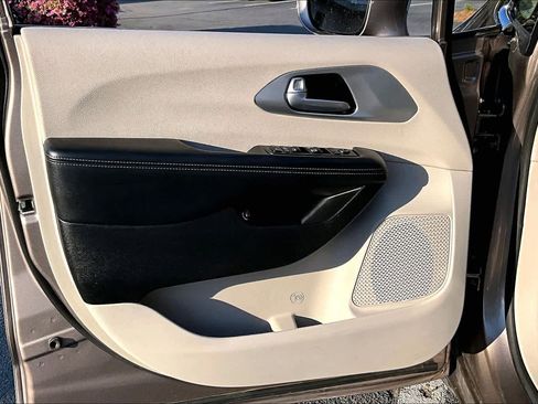 Used 2018 Chrysler Pacifica Limited w/ Advanced Safetytec Group image 22