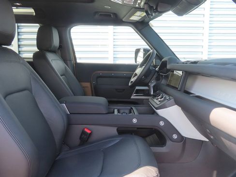 Used 2023 Land Rover Defender 90 S image 3