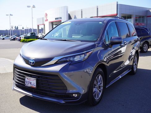 Used 2025 Toyota Sienna XLE image 7
