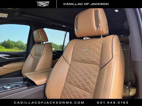 Certified 2023 Cadillac Escalade Premium Luxury AWD/4WD image 18