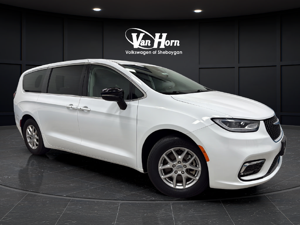 Used 2024 Chrysler Pacifica Touring-L FWD image 1