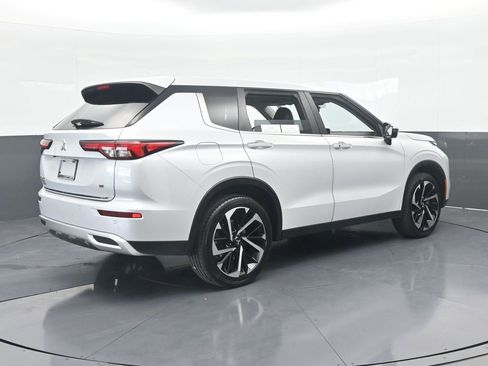 Used 2022 Mitsubishi Outlander SE image 6
