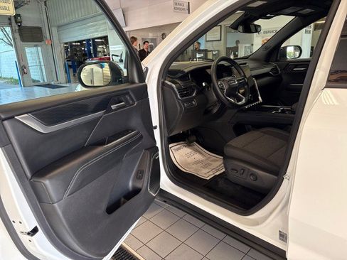 Used 2025 GMC Acadia Elevation image 13