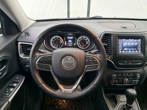 Used 2019 Jeep Cherokee Latitude Plus w/ Comfort/Convenience Group FWD image 25