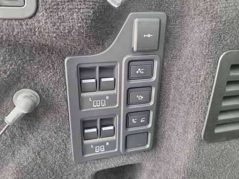 Used 2023 Land Rover Discovery Metropolitan Edition AWD/4WD image 13
