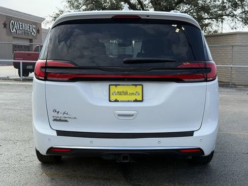 Used 2021 Chrysler Pacifica Touring-L image 6