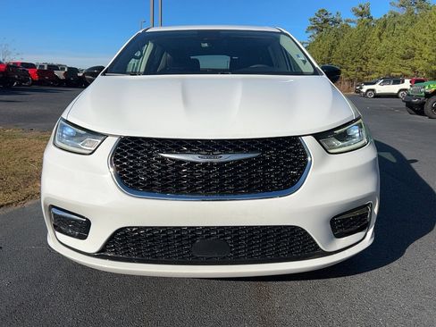 Used 2024 Chrysler Pacifica Touring-L image 2