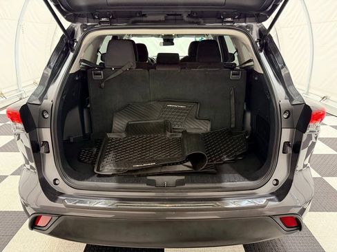 Used 2024 Toyota Highlander LE image 4