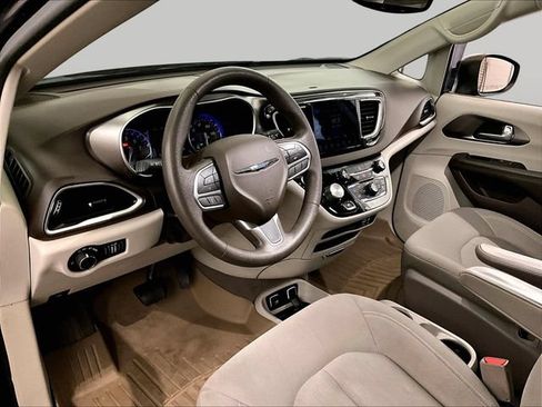 Used 2017 Chrysler Pacifica Touring FWD image 12