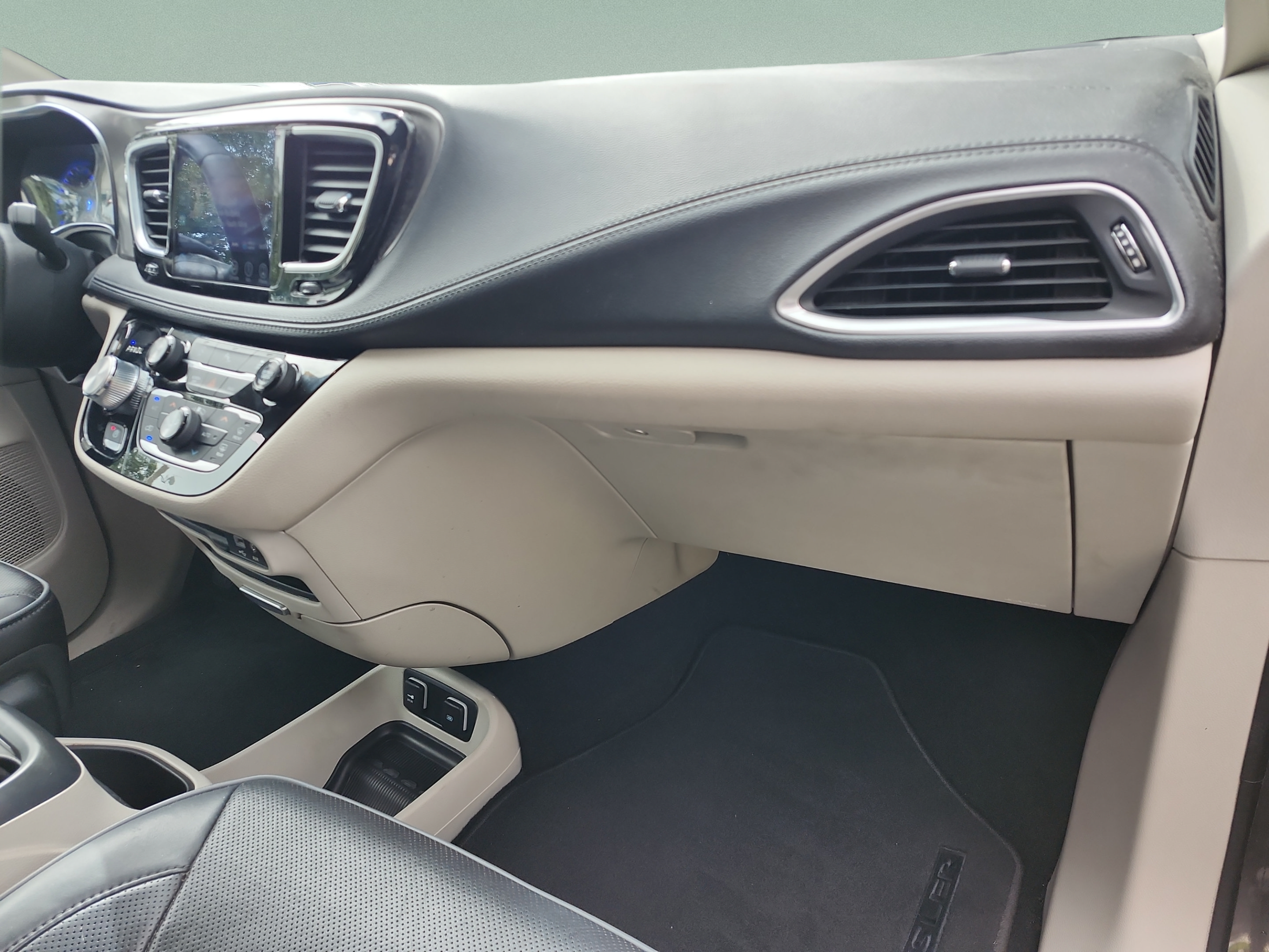 Used 2017 Chrysler Pacifica Limited FWD image 20
