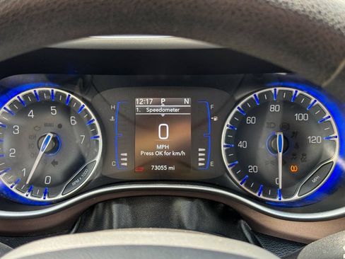 Used 2020 Chrysler Voyager L FWD image 21