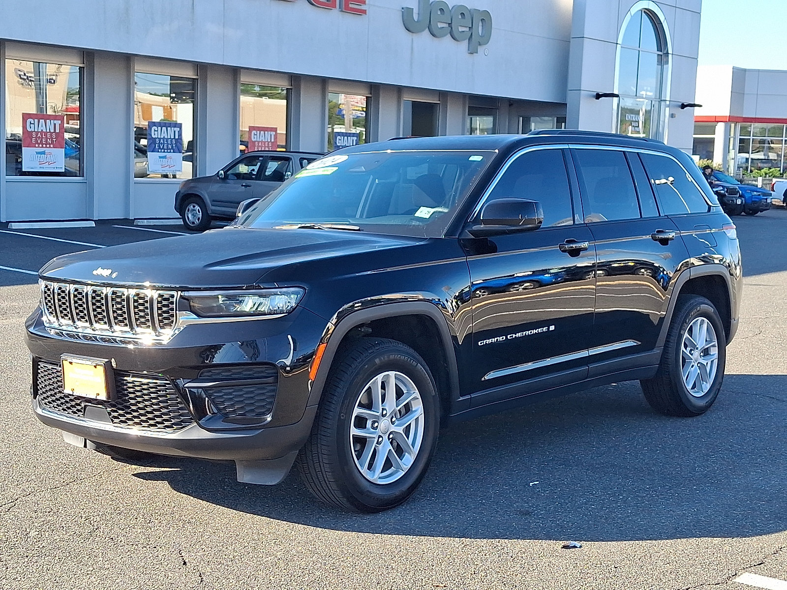 Used 2024 Jeep Grand Cherokee Laredo X w/ Luxury Tech Group I AWD/4WD image 3