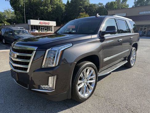 Used 2017 Cadillac Escalade Luxury AWD/4WD image 3