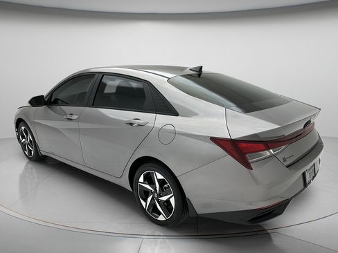 Used 2023 Hyundai Elantra SEL w/ Convenience Package FWD image 4