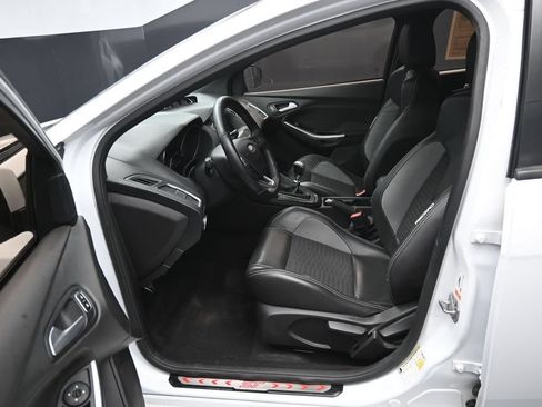 Used 2018 Ford Focus ST w/ Equipment Group 401A FWD image 9