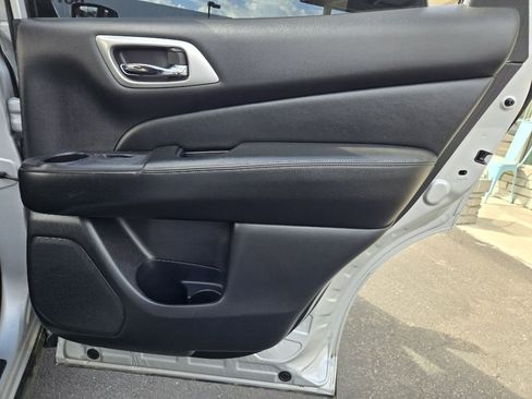 Used 2019 Nissan Pathfinder SV image 18